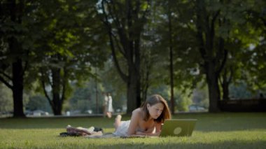 Kadın çevrimiçi yayın izliyor