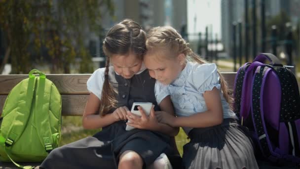 Ragazze giocare con smartphone a scuola — Video Stock