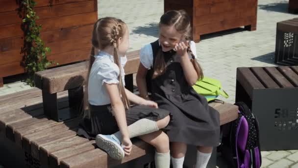 Niños hablando en el patio del colegio — Vídeos de Stock