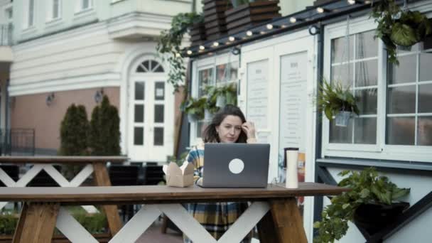 Wanita yang bekerja pada laptop di luar ruangan — Stok Video