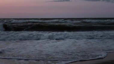 Gün batımında dalgalı deniz dalgaları. Soğuk karanlık deniz