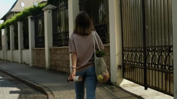 의식적 소비 개념. 에코 끈 가방을 들고 있는 여자 — 비디오