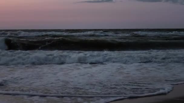 Ruwe golven van zee bij zonsondergang. Koude donkere zee — Stockvideo