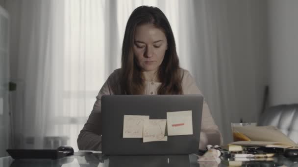 Γυναίκα που χρησιμοποιεί φορητό υπολογιστή στο σπίτι — Αρχείο Βίντεο