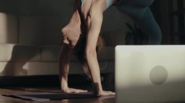 Güneş ışığında yoga yapan bir kadın.