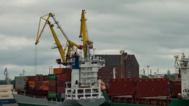 Limanda Kuru Kargo Gemisi Yükleniyor
