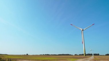 Tarlada Rüzgar Türbinleri