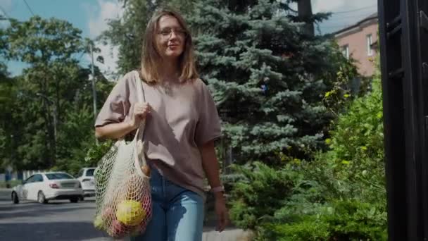 Mujer con bolsa de hilo ecológico. Concepto de consumo consciente. — Vídeos de Stock