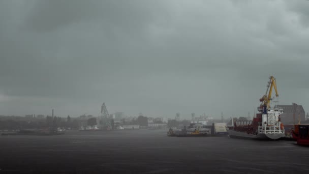Yağmurlu havada deniz kargo limanı — Stok video