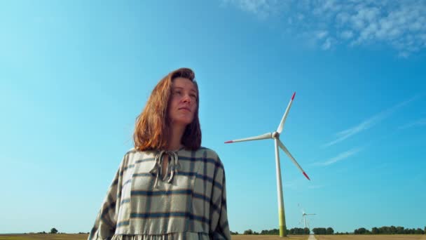 Žena ve větru turbína — Stock video