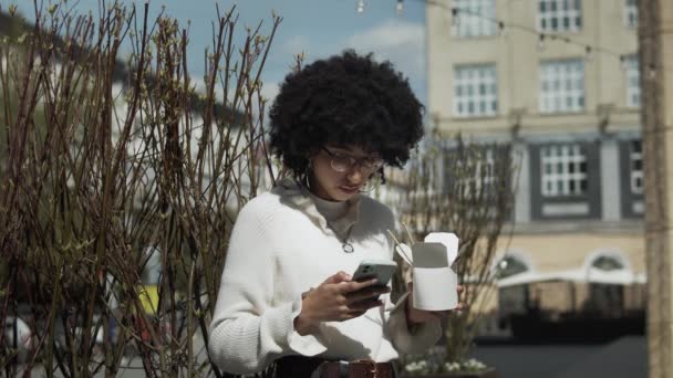 Portrét černošky, která obědvá na ulici — Stock video