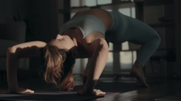 Junge Frau Yoga Workout in Innenräumen — Stockvideo
