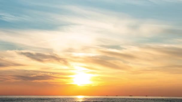 Pôr do sol incrível sobre o mar — Vídeo de Stock