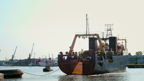 Remorquage d'un chalutier de pêche au port — Video