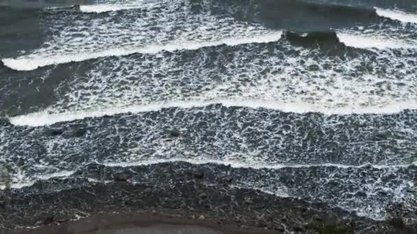Грубые морские воды у скального побережья — стоковое видео