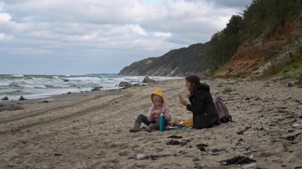 Piknik na divoké pláži — Stock video