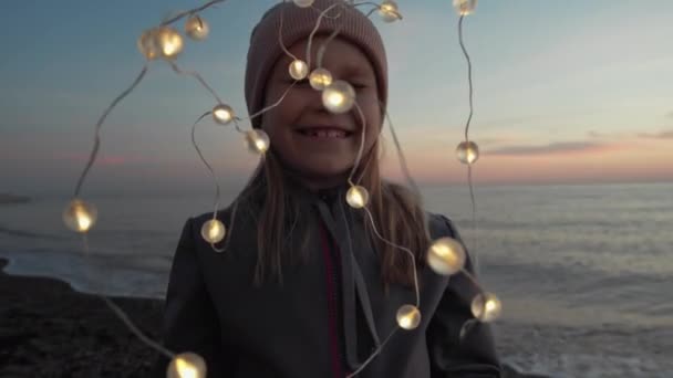 Маленька дівчинка бажає своєї мрії — стокове відео