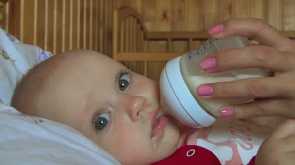 Lilla baby har en middag — Stockvideo