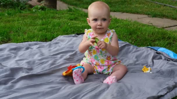 Sju månaders baby flicka med cucmber — Stockvideo