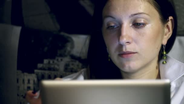Гарна дівчина з планшетним комп'ютером — стокове відео