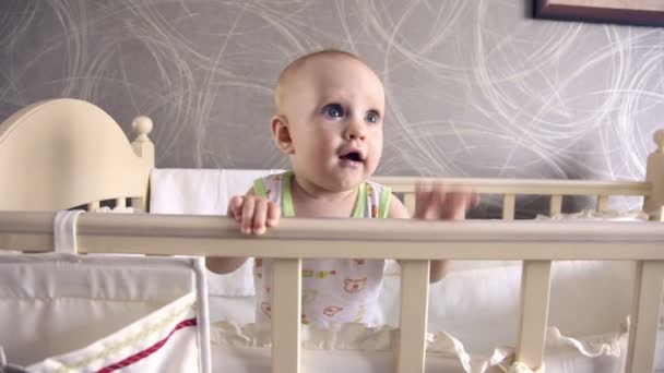 Seven month girl dancing in cot — Stock Video