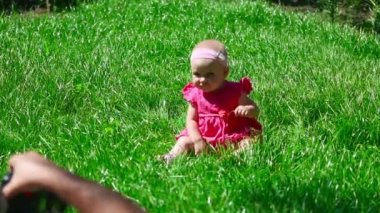 Bebeğim bir çimenlerin üzerinde