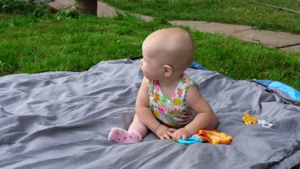 Siedem miesięcy dziewczynka z cucmber — Wideo stockowe