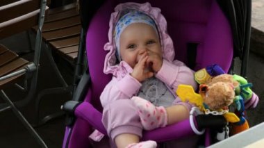 Bebek arabasındaki bebek oturma