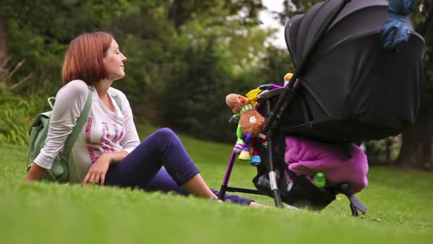 Mãe tem descanso com seu bebê — Vídeo de Stock