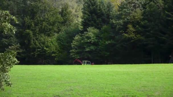 Tractor en el campo — Vídeo de stock