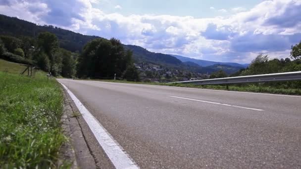 Uma estrada para a aldeia — Vídeo de Stock