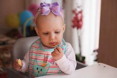 Küçük bebek bir akşam yemeği var