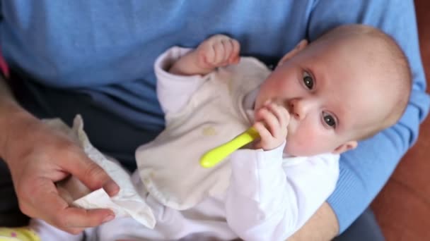 Menina de cinco meses comendo comida de bebê — Vídeo de Stock