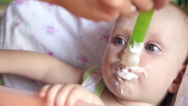 Menina de oito meses comendo comida de bebê — Vídeo de Stock