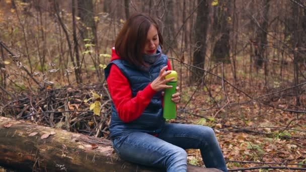 Heißer Tee im herbstlichen Wald — Stockvideo