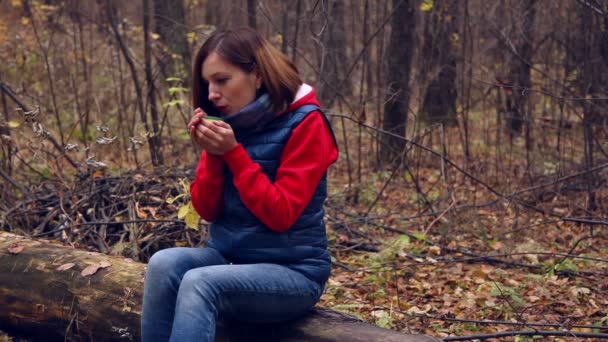 Té caliente en el bosque de otoño — Vídeos de Stock