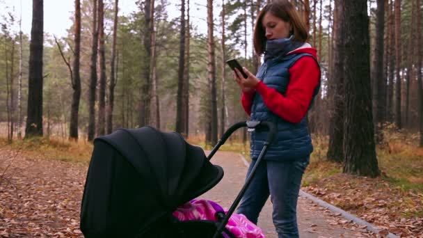 In de herfst park met telefoon — Stockvideo