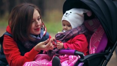 Anne kırmızı dut çocuğunu gösterir.