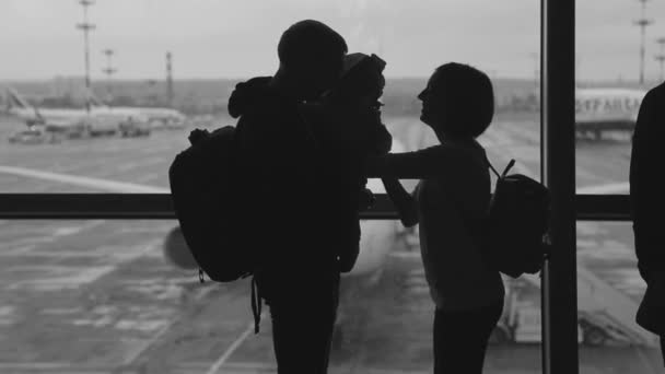 Vacaciones familiares. Aeropuerto — Vídeos de Stock