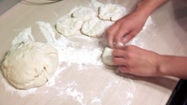 Hamur parçalarını hazırlanıyor