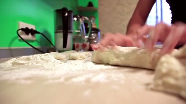 Kobieta Kneading ciasto — Wideo stockowe