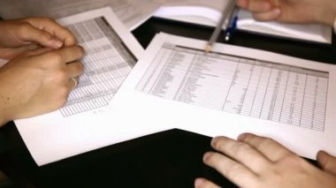 İşadamı explaines yeni bilgi
