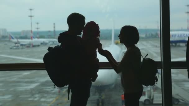 Vacaciones familiares. Aeropuerto — Vídeo de stock