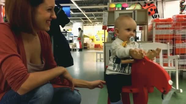 Lustige Fahrt auf dem hölzernen Elch — Stockvideo