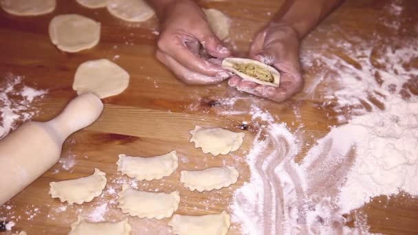 Preparación de varenik con col frita — Vídeos de Stock