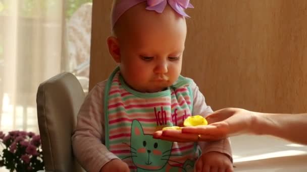 Das Baby mit den Blütenblättern der gelben Rose — Stockvideo