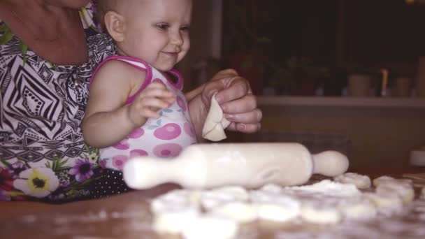 Preparing dough to make a varenik with assistant — Stock Video