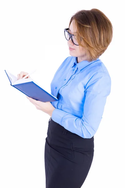 Empresária de pé com caderno azul — Fotografia de Stock