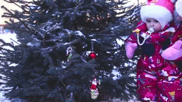 Niño en el árbol de Navidad — Vídeos de Stock