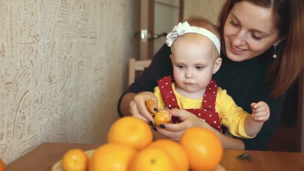 Дитина їсть мандарина — стокове відео